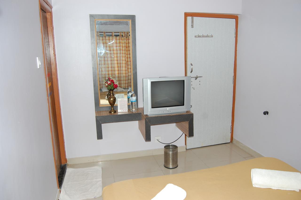 Hotel Utsav Ширди Экстерьер фото