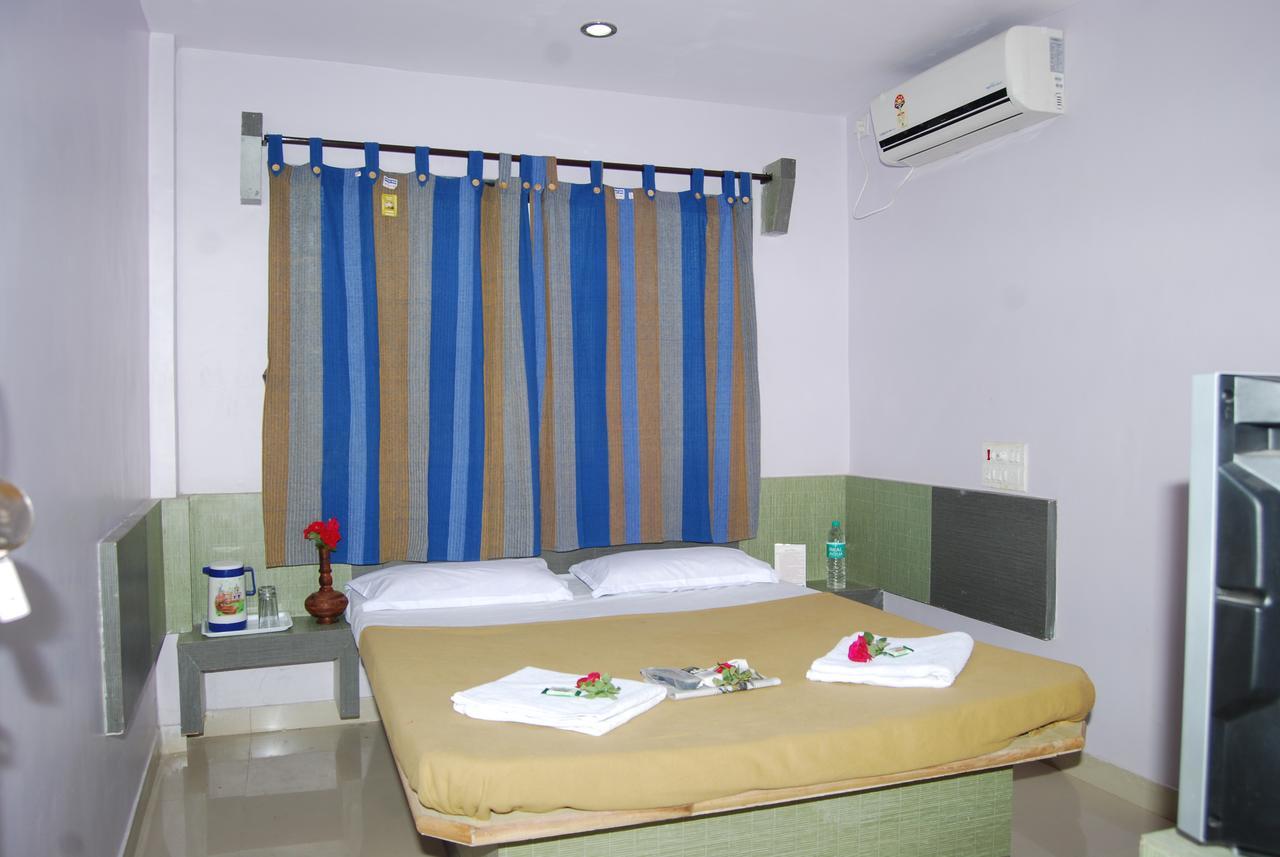 Hotel Utsav Ширди Экстерьер фото