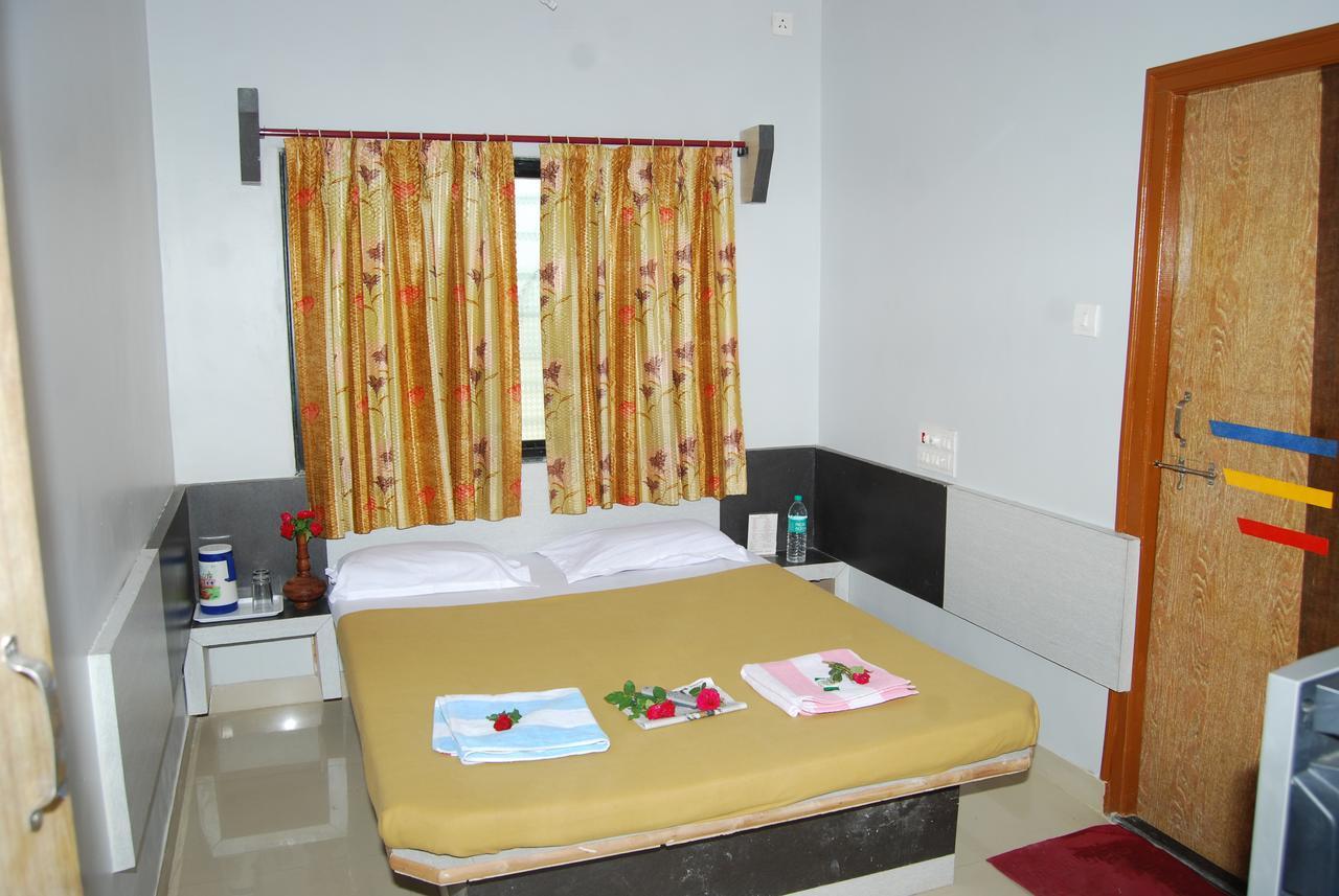 Hotel Utsav Ширди Экстерьер фото